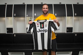 Juventus, il fratello di Higuain contro De Laurentiis: «È felice di aver preso 90 milioni»