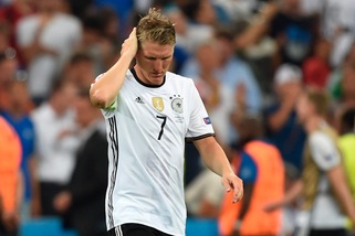 Germania, Schweinsteiger lascia la Nazionale. E Mourinho lo mette in vendita