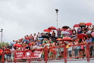 Torino, la pioggia non frena l'entusiasmo dei tifosi