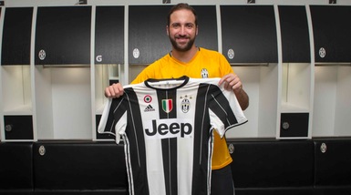 Juventus, il fratello di Higuain contro De Laurentiis: «È felice di aver preso 90 milioni»