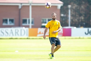 Juventus, domani a Londra la prima di Dani Alves e Higuain
