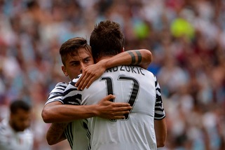 Juventus, aspetti Higuain, incanta Dani Alves: 3-2 sul West Ham