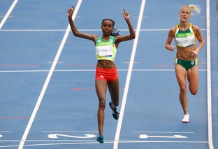 Rio 2016: l'etiope Almaz batte il record del mondo nei 10.000 metri di 14 secondi, le immagini