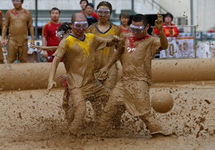 Calcio: in Cina il campionato nel fango è già cult