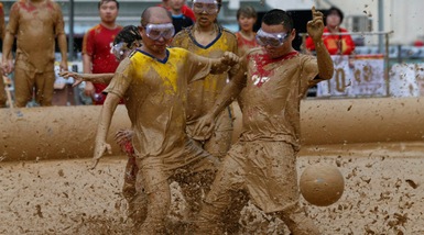 Calcio: in Cina il campionato nel fango è già cult