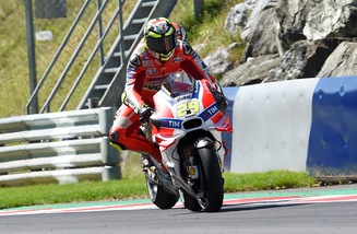 MotoGp, Brno: Iannone parte forte, Rossi 2°