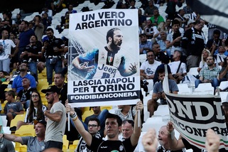 Juventus, i tifosi sono carichi: ecco gli striscioni per l'esordio