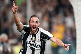 Higuain non perde il vizietto: «Parlate del mio fisico... Felice del gol e della Juve»