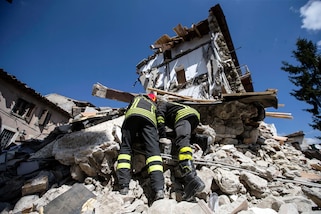 Terremoto, sale a 241 il numero delle vittime. Si scava senza sosta