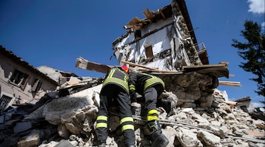 Terremoto, sale a 241 il numero delle vittime. Si scava senza sosta