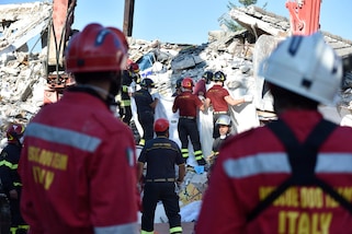 Terremoto, nuove scosse nella notte: «Rischio peggio dell'Aquila»