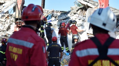 Terremoto, nuove scosse nella notte: «Rischio peggio dell'Aquila»