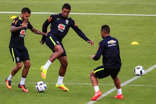 Juventus, Dani Alves: prove da leader con il Brasile