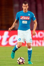 Napoli, Chiriches operato al ginocchio: starà fuori un mese