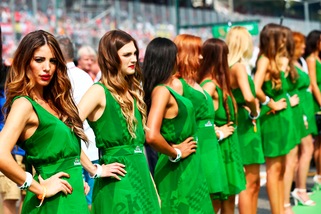 Gp d'Italia, che show le grid girls in verde!