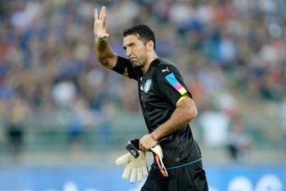 Renzi: «Orgogliosi di Buffon. Hollande mi ha ringraziato per il suo gesto»