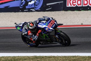 MotoGp, Lorenzo show a Misano: pole davanti a Rossi