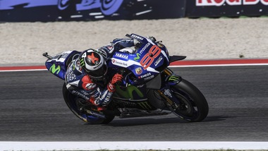 MotoGp, Lorenzo show a Misano: pole davanti a Rossi