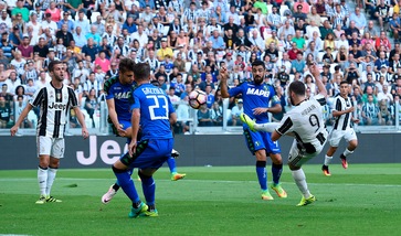 Juventus-Sassuolo 3-1, Higuain scatenato. Gol in girata da applausi