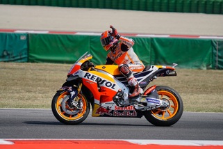 MotoGp Misano, Marquez: miglior tempo nel Warm Up con caduta, Rossi secondo