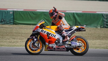 MotoGp Misano, Marquez: miglior tempo nel Warm Up con caduta, Rossi secondo