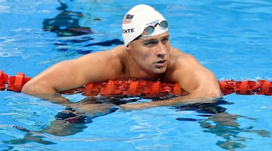Nuoto, Lochte aggredito in tv da due spettatori