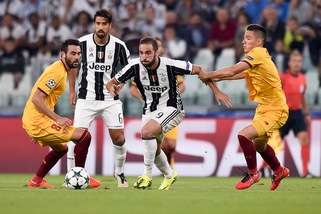 La Champions Juve frena: Higuain si ferma alla traversa, Alex Sandro sul portiere