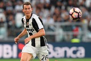 Juventus, Dani Alves ko: Lichtsteiner, eccoti l'Inter!