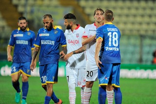 Serie B Carpi-Frosinone 0-0. Salernitana-Vicenza 2-3