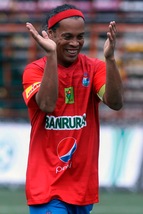 Calcio dalla Francia: «Ronaldinho al Psg, feste ogni sera e mai un allenamento»