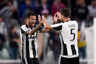 Juventus-Cagliari 4-0: poker bianconero, primo gol di Dani Alves