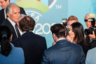 Malagò-Raggi, baciamano dopo il no a Roma 2024