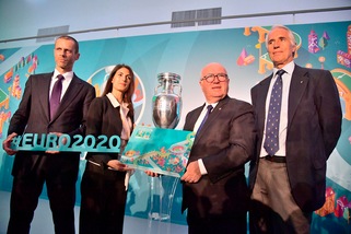 Raggi al Coni per Euro 2020, baciamano di Malagò: «È solo un saluto»