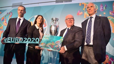Raggi al Coni per Euro 2020, baciamano di Malagò: «È solo un saluto»