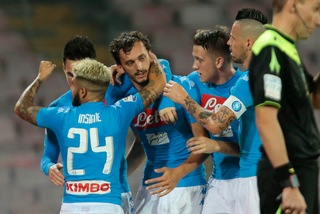 Serie A, Napoli-Chievo 2-0: la Juventus resta a +1