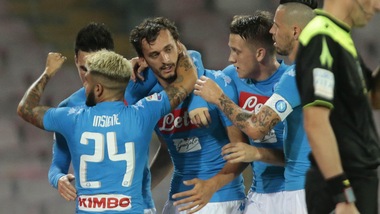 Serie A, Napoli-Chievo 2-0: la Juventus resta a +1