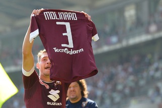 Il Torino vince contro la Roma e Belotti fa una dedica a Molinaro infortunato...