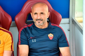 Roma, Spalletti a Totti: «Ti regalo una DeLorean. Ma ho un dono anche per Ilary...»