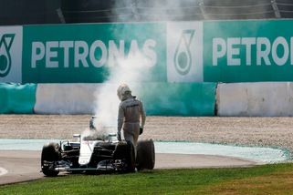 F1 Mercedes, Hamilton: «Sono addolorato, abbiamo lavorato tantissimo»
