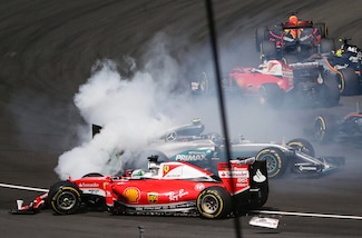 F1 Malesia: contatto Vettel-Rosberg al primo giro, Ferrari fuori