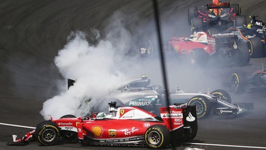 F1 Malesia: contatto Vettel-Rosberg al primo giro, Ferrari fuori