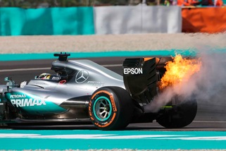 F1 Mercedes, Hamilton furioso: «Non vogliono che io vinca»