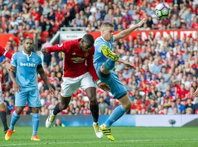 Manchester United-Stoke City 1-1: traversa di Pogba