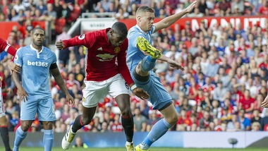 Manchester United-Stoke City 1-1: traversa di Pogba