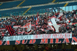 Milan, ecco gli striscioni dei tifosi per il compleanno di Berlusconi