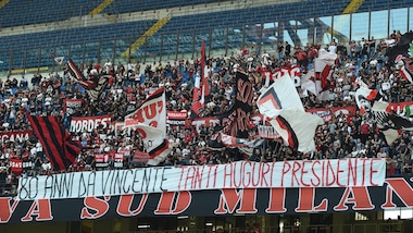 Milan, ecco gli striscioni dei tifosi per il compleanno di Berlusconi