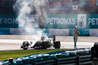 F1 Mercedes, un cuscinetto ha causato la rottura del motore di Hamilton