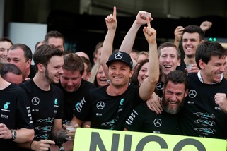 F1 la Mercedes festeggia il titolo costruttori