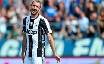 Juventus, Chiellini salta il Lione. Si scaldano Khedira, Alves e Higuain