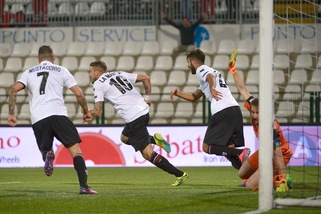 Serie B, Pro Vercelli-Novara 2-1: Emmanuello per la storia